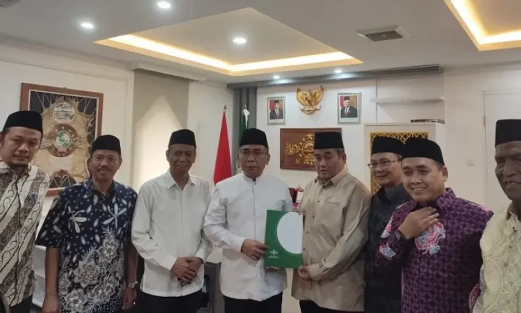 Pengasuh Pondok Pesantren Al-Hamid KH Lukman Hakim Hamid bersama Ketua Umum PBNU dan jajaran pengurus di Gedung PBNU Jalan Kramat Raya 164, Jakarta pada Selasa (29/8/2023).